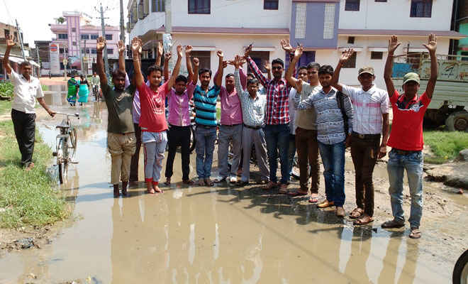 जलजमाव से आजिज रक्सौल के शिवपुरी मुहल्लेवासियों ने किया प्रदर्शन