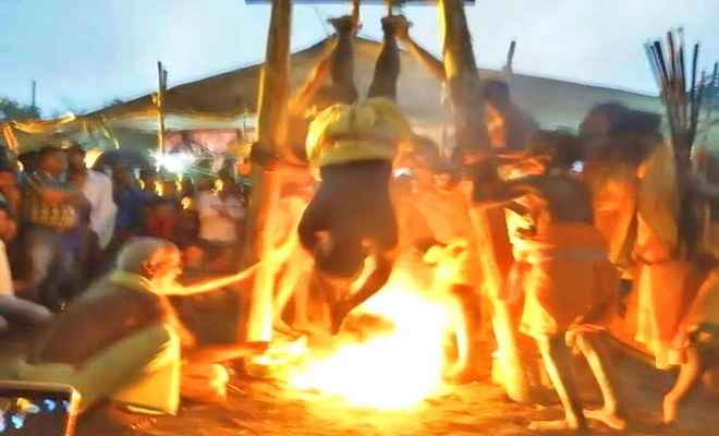 एक आस्था ऐसी भी: श्रद्धालु आग के ऊपर लटक कर करते हैं भगवान शिव की पूजा