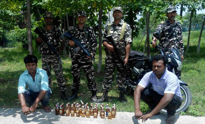 एसएसबी ने 32 बोतल नेपाली शराब के साथ दो को पकड़ा