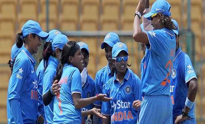 भारतीय क्रिकेट दिग्गजों ने महिला टीम को दी बधाई