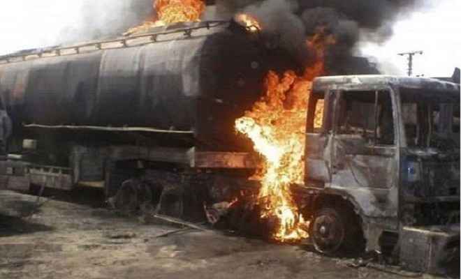 पाकिस्तान : बहावलपुर में तेल टैंकर पलटने से विस्फोट,153 की मौत