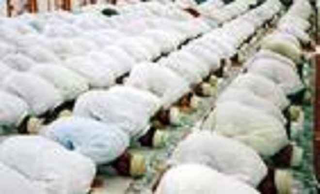 मुस्लिमों ने नमाज अता कर एक-दूसरे को दी बधाई
