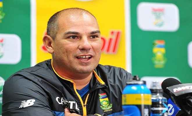 टेस्ट श्रृंखला बीच में छोड़ स्वदेश लौटे दक्षिण अफ्रीकी कोच डोमिंगो