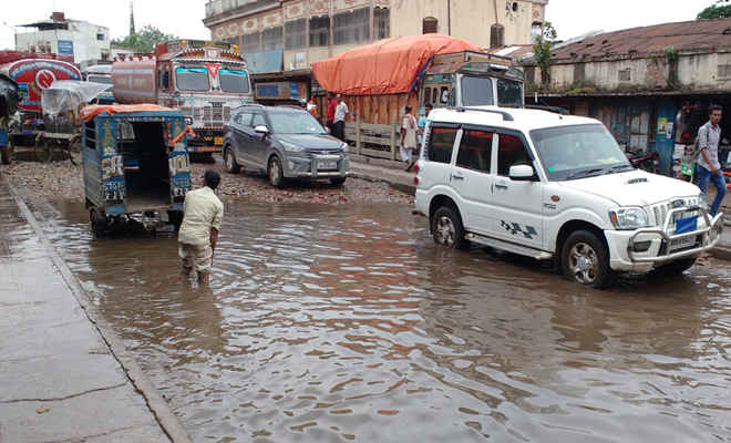 लगातार हो रही बारिश से मंडराया बाढ़ का खतरा, प्रशासनिक तैयारियां तेज