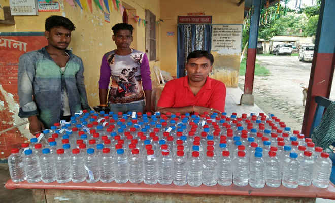 245 बोतल नेपाली सौंफी शराब के साथ दो गिरफ्तार, बाइक जब्त