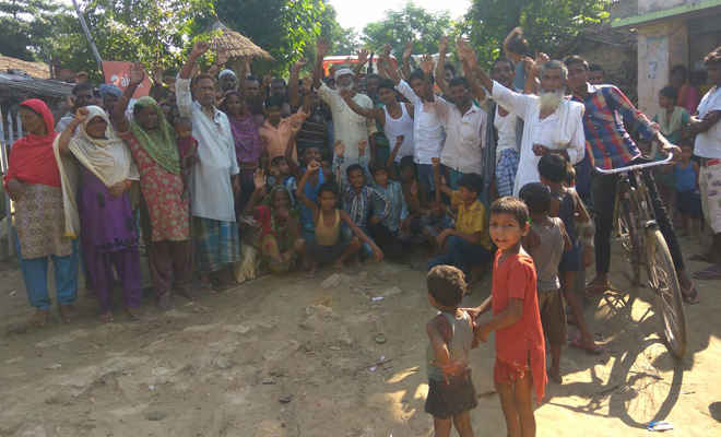 बिजली विभाग की मनमानी के खिलाफ ग्रामीणों ने की सड़क जाम