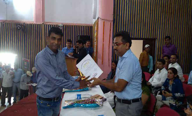 बेस्ट टीचर अवार्ड से सम्मानित हुए राहुल चौबे