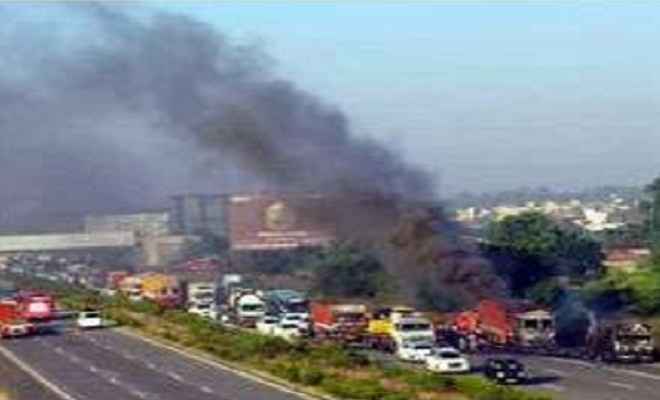 मुंबई -अहमदाबाद हाइवे पर दो कंटेनरों की टक्कर, आग में चालक की मौत
