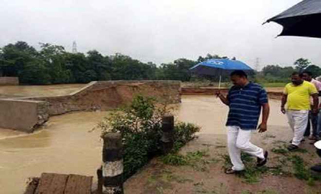 भारी बारिश में बही सड़क, 20 गांवों का संपर्क टूटा