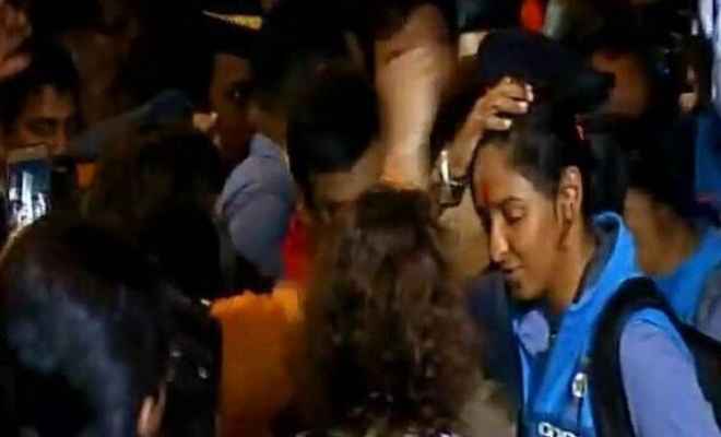 स्वदेश लौटी भारतीय महिला क्रिकेट टीम, हुआ जोरदार स्वागत