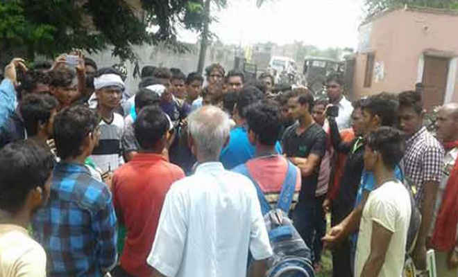 चकिया: आक्रोिशत छात्रों ने डीपीटीएस कॉलेज के प्राचार्य को घेरा, िकया हंगामा