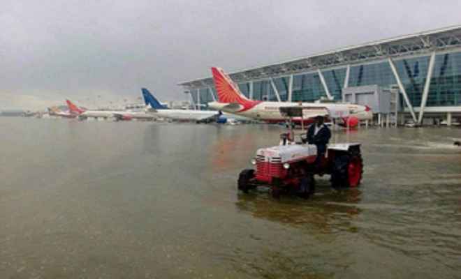 अहमदाबाद हवाई अड्डा जल में डूबा, उड़ानों को किया गया स्थानांतरित
