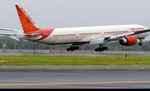 एयर एशिया के विमान से टकराई चिड़िया, सभी यात्री सुरक्षित