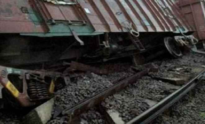 बिहार में कर्मनाशा स्टेशन के समीप मालगाड़ी दुर्घटनाग्रस्त,14 डिब्बे पटरी से उतरे