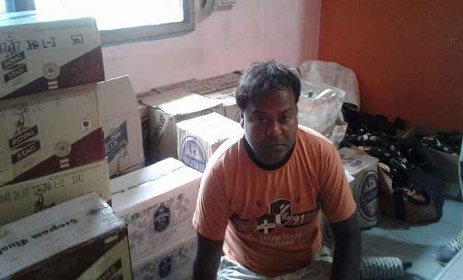लाखों रुपये की अवैध शराब के साथ कारोबारी गिरफ्तार