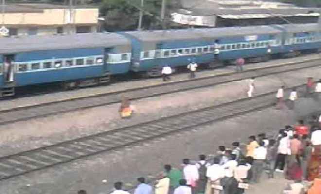 बिहार संपर्क क्रांति ट्रेन का इंजन फेल, तीन घंटे रुकी एकमा में