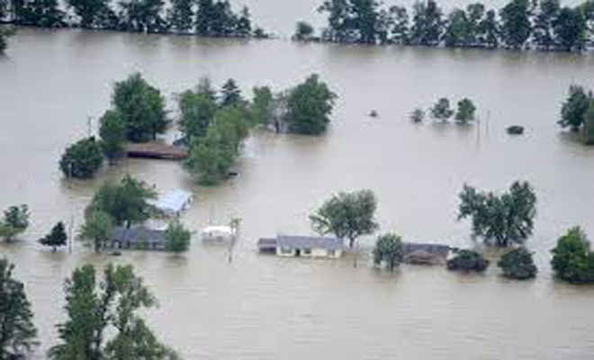 नरकटियागंज के बैरिया में घुसा पंडई नदी का पानी, कई गांवों पर संकट