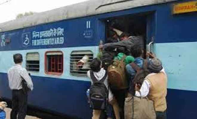 ट्रेन से गिरकर युवक घायल, जेब से मिला दिल्ली से कटिहार तक का रेल टिकट