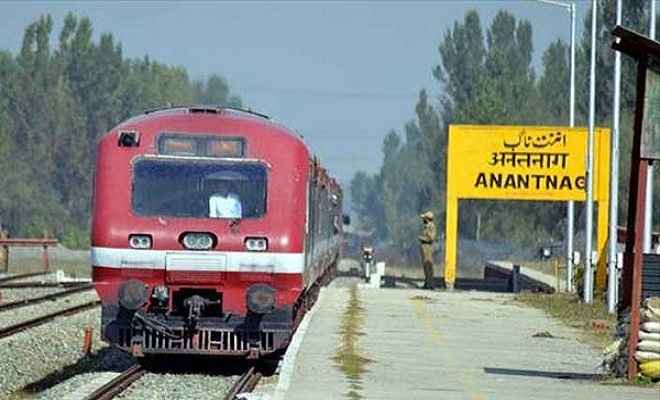 कश्मीर घाटी में रेल सेवा स्थगित