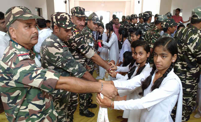 रक्षा बंधन उत्सव कार्यक्रम: एसएसबी जवानों को छात्राओं ने बांधी राखी, मिला रक्षा का वचन