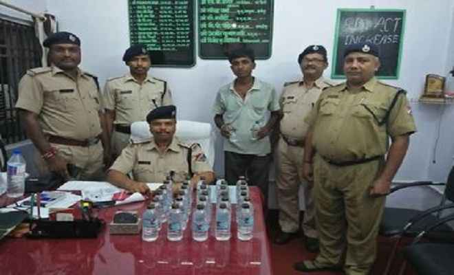 32 बोतल नेपाली शराब के साथ युवक गिरफ्तार