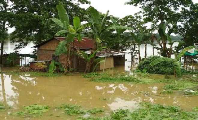 असम में बाढ़ से 20 लोग बहे, हालत बद से बदतर