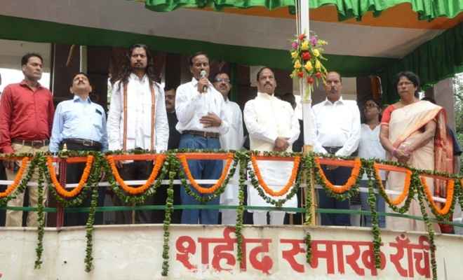मुख्यमंत्री रघुवर दास ने किया शहीद स्मारक पर झंडोत्तोलन