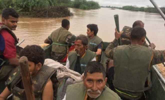 पूर्वी चम्पारण के बाढ़ प्रभावित इलाकों में राहत में जुटी सेना