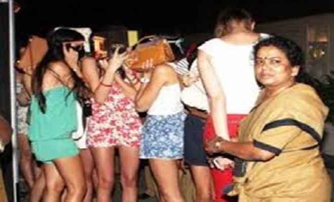 रेव पार्टी करते तीन युवतियों सहित 11 गिरफ्तार