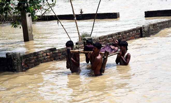 बिहार में बाढ़ से मरने वालों की संख्या 153 पर पहुंची, सांसद आरके सिन्हा का बाढ़ राहत अभियान 20 से