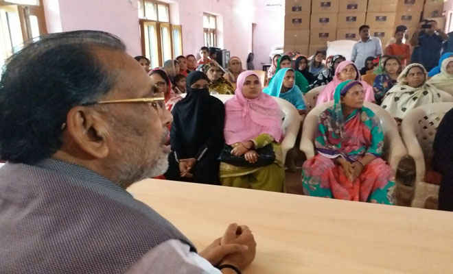 कृषि मंत्री से मिली मुस्लिम महिलाएं, पीएम मोदी की पहल के लिए दी बधाई