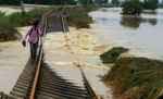 बाढ़ के कारण कटिहार-मालदा रेलखण्ड मनिया हाल्ट के पास क्षतिग्रस्त