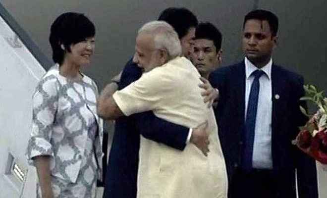 भारत पहुंचे शिंजे आबे, प्रधानमंत्री मोदी ने गले मिल कर एयरपोर्ट पर किया स्वागत