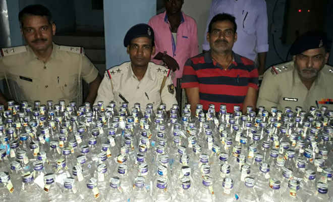 मझौलिया से 285 बोतल नेपाली सौंफी शराब के साथ एक गिरफ्तार
