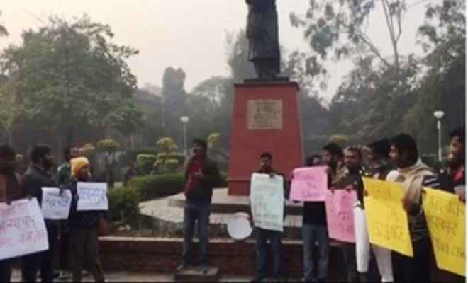 कोरेगांव की हिंसा के विरोध में दिल्ली विश्वविद्यालय में प्रदर्शन