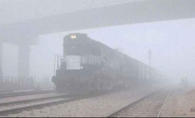 कोहरे की धुंध में कालका, तूफान सहित चार ट्रेन रद