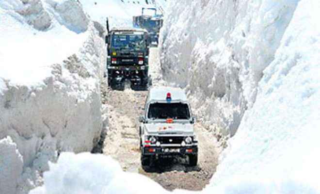 श्रीनगर-लेह राजमार्ग और मुगल रोड यातायात के लिए बंद