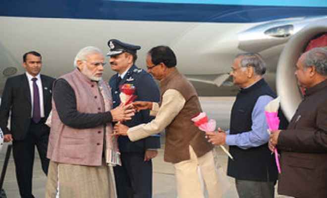 प्रधानमंत्री का वायुसेना विमानतल पर मुख्यमंत्री ने किया स्वागत