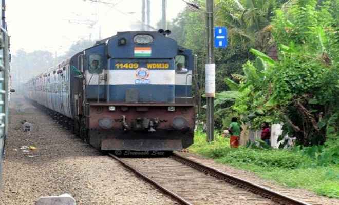 ढिशुम पार्टी के रेल रोको अभियान से दपरे के विभिन्न स्टेशनों पर रेल यातायात प्रभावित