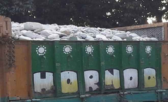 अवैध रूप से पत्थर लेकर बांग्लादेश जा रहे नौ ट्रक जब्त