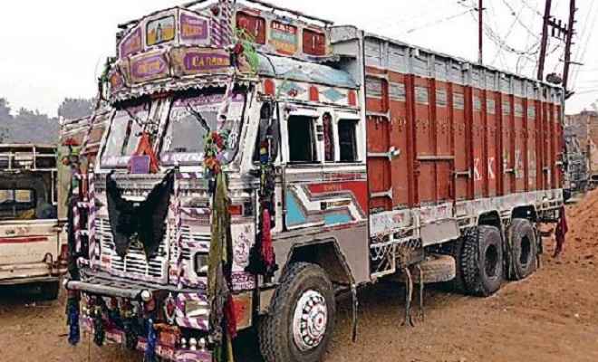 कोहरे का कहर: बस ने खड़े ट्रक को मारी टक्कर, 12 घायल