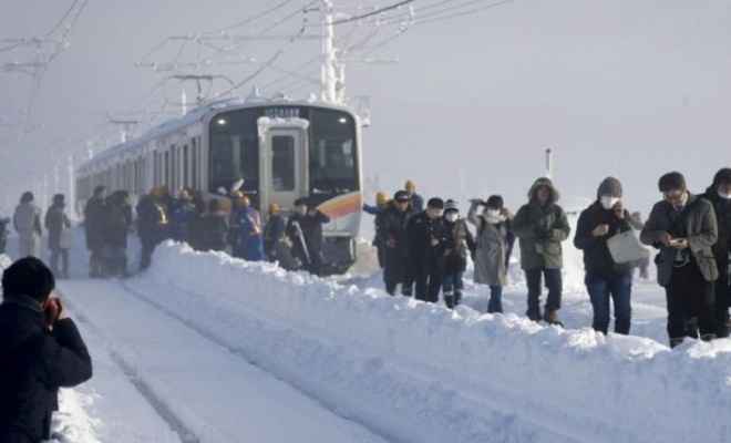 जापान में बर्फबारी, रात भर ट्रेन में फंसे रहे यात्री