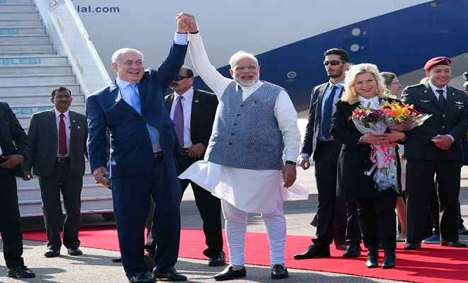 दिल्ली पहुंचे इजराइली पीएम, मोदी ने प्रोटोकॉल तोड़कर एयरपोर्ट पर किया स्वागत