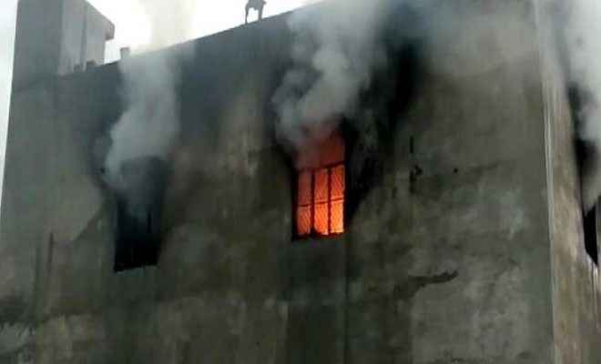 दिल्ली की पटाखा फैक्ट्री में भीषण आग से 17 लोगों की मौत