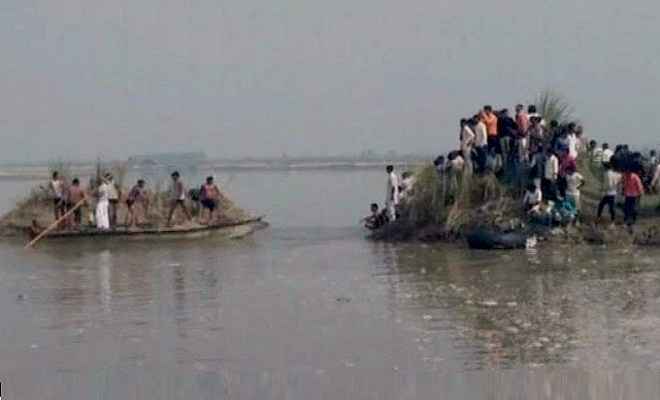 पटना के समीप गंगा नदी में डूबी नाव, 12 से अधिक लोगों के डूबने की आशंका