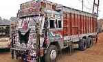 कोहरे का कहर: बस ने खड़े ट्रक को मारी टक्कर, 12 घायल