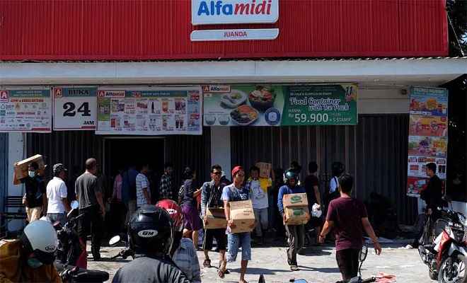 इंडोनेशिया में सुनामी के बाद अब भूख से हुए बुरे हाल, दुकानें लूट रहे हैं लोग