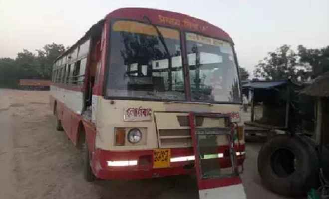 बस में धक्का लगा रहे यात्रियों को ट्रक ने कुचला, 6 की मौत