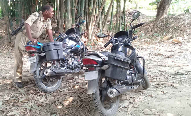 बाइक छोड़ भागे कारोबारी, दो मोटरसाइकिल के साथ नेपाल निर्मित 100 बोतल सोफिया शराब जप्त