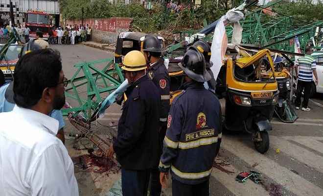 पुणेः सड़क पर होर्डिंग गिरने से 3 लोगों की मौत, 9 घायल, कई वाहन दबे